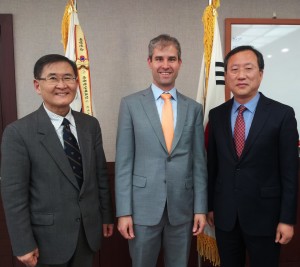 From left to right, KAIST President Steve Kang, Michael B. Horn, Tae-Eog Lee. 