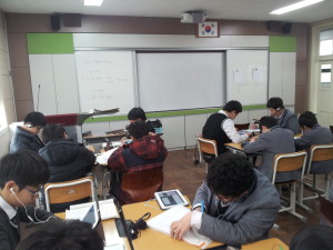 A flipped classroom in Dongpyeong Middle School in Busan, South Korea. Photo by Michael B. Horn 